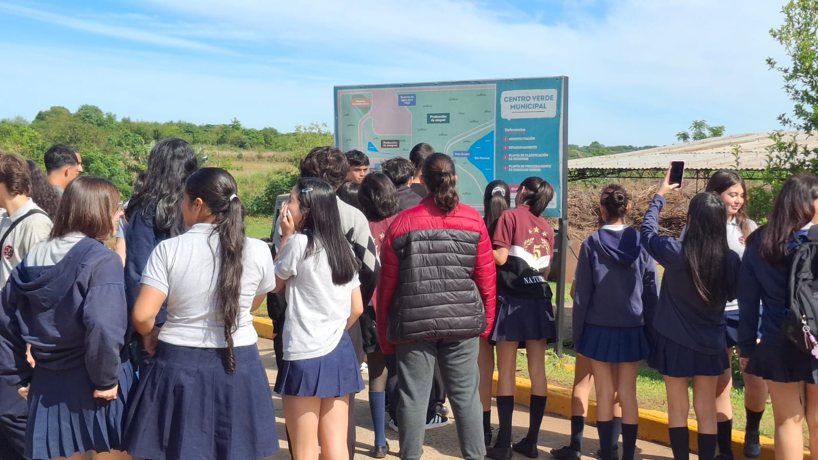 <p>Del Ecopunto al Parque Industrial: estudiantes conocieron el circuito de la economía circular </p>