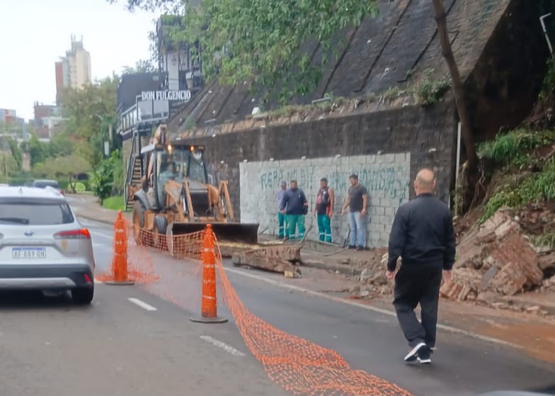<p>La Municipalidad de Posadas intervino en forma inmediata ante un desmoronamiento en la costanera<br />
</p>