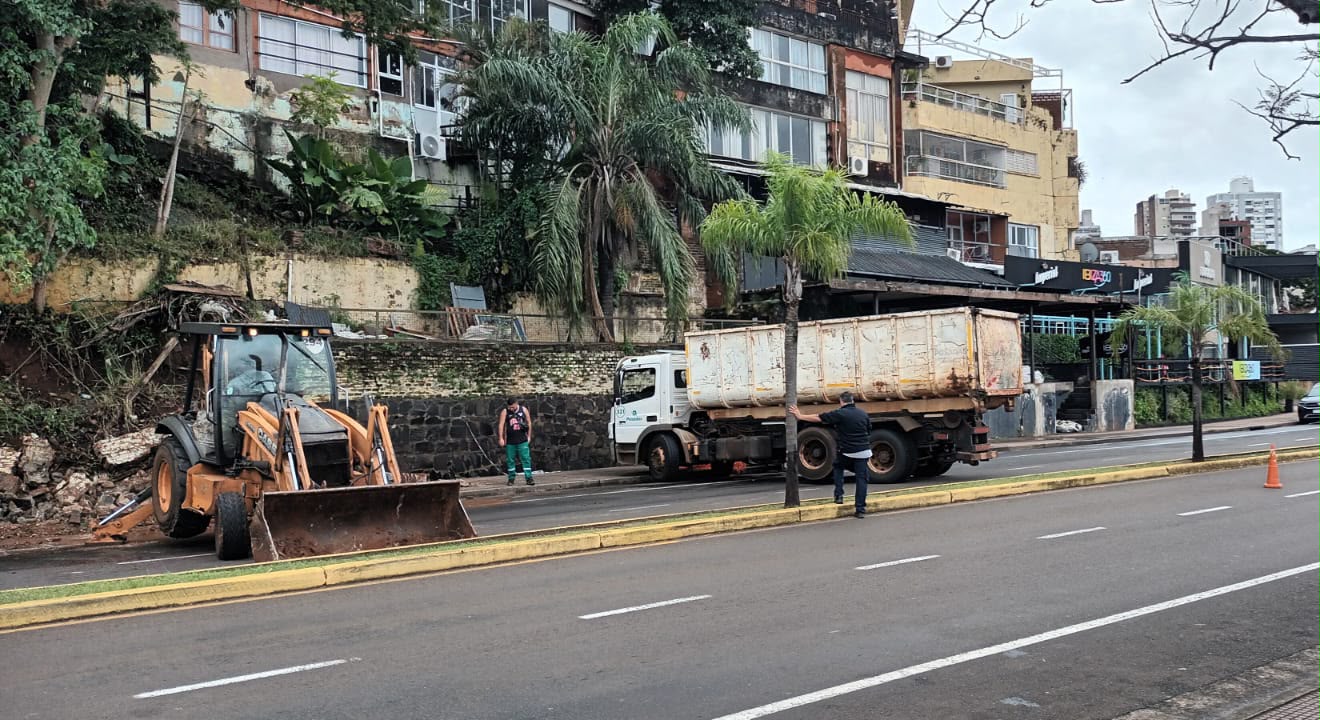 <p>La Municipalidad de Posadas intervino en forma inmediata ante un desmoronamiento en la costanera<br />
</p>