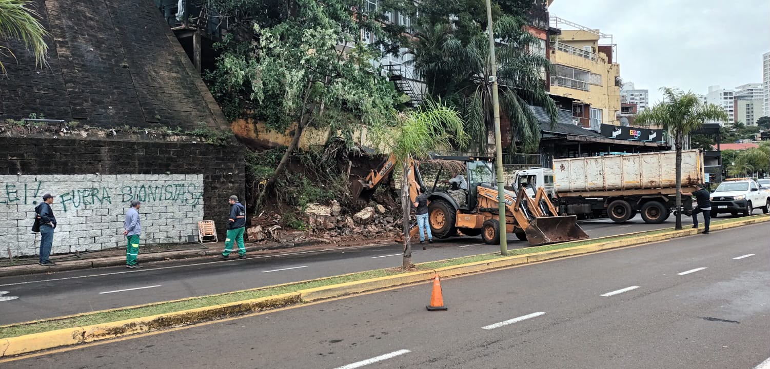 <p>La Municipalidad de Posadas intervino en forma inmediata ante un desmoronamiento en la costanera<br />
</p>