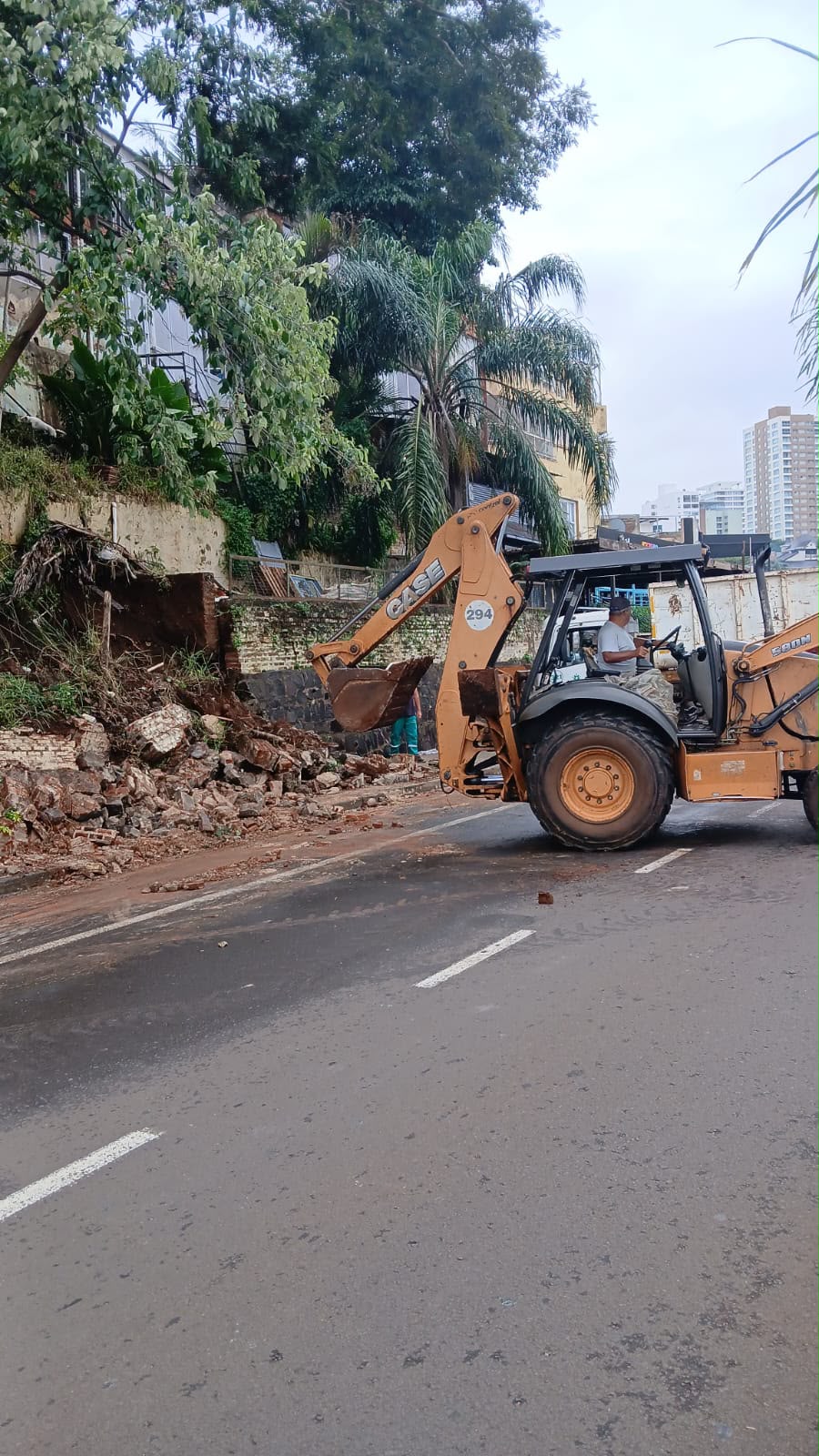 <p>La Municipalidad de Posadas intervino en forma inmediata ante un desmoronamiento en la costanera<br />
</p>