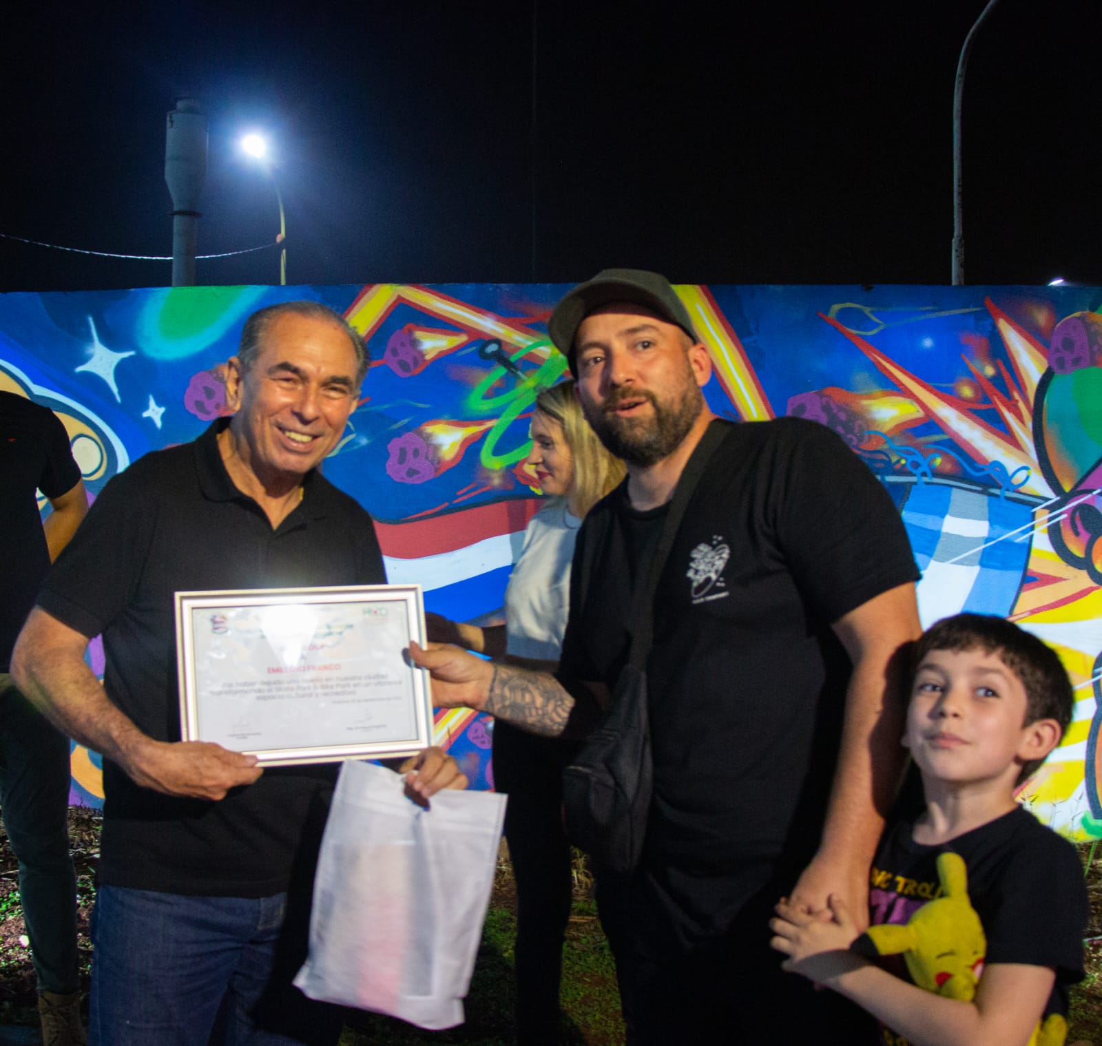 Stellato acompañó la entrega de reconocimientos a los artistas del festival de murales “Aura Urbana”