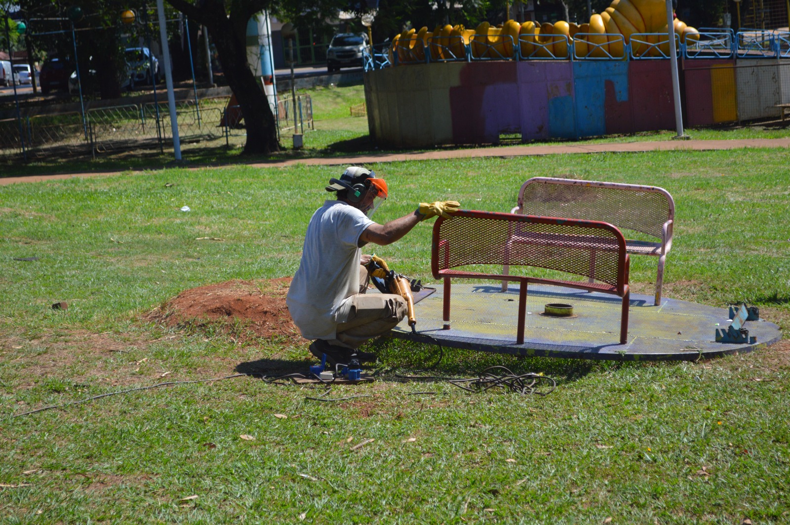 <p>Mantenimiento y nuevos juegos en la Plaza Sarmiento de Villa Cabello</p>