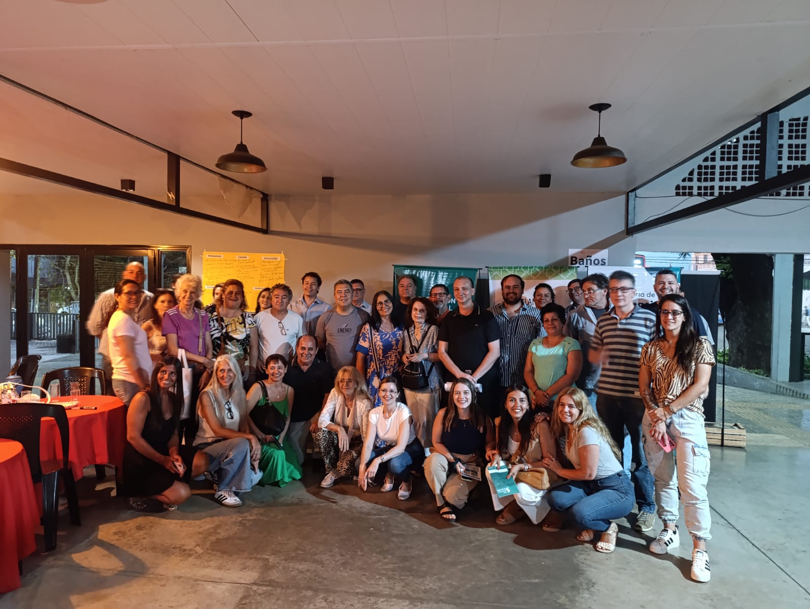 Vecinos debatiendo en taller participativo 4