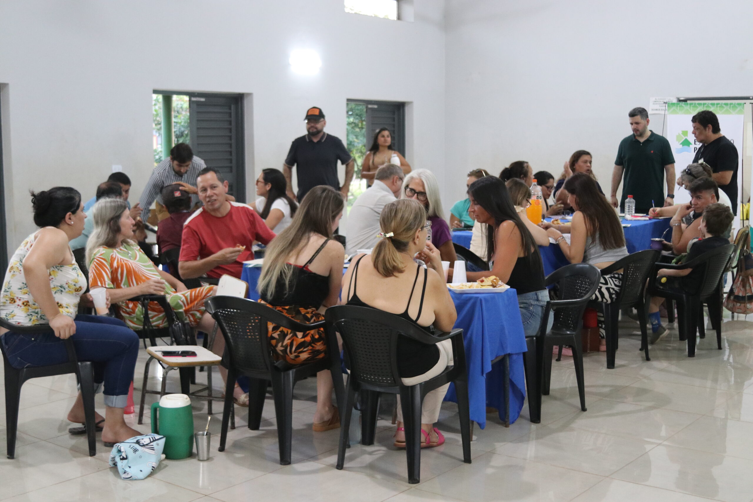 Vecinos debatiendo en taller participativo 2
